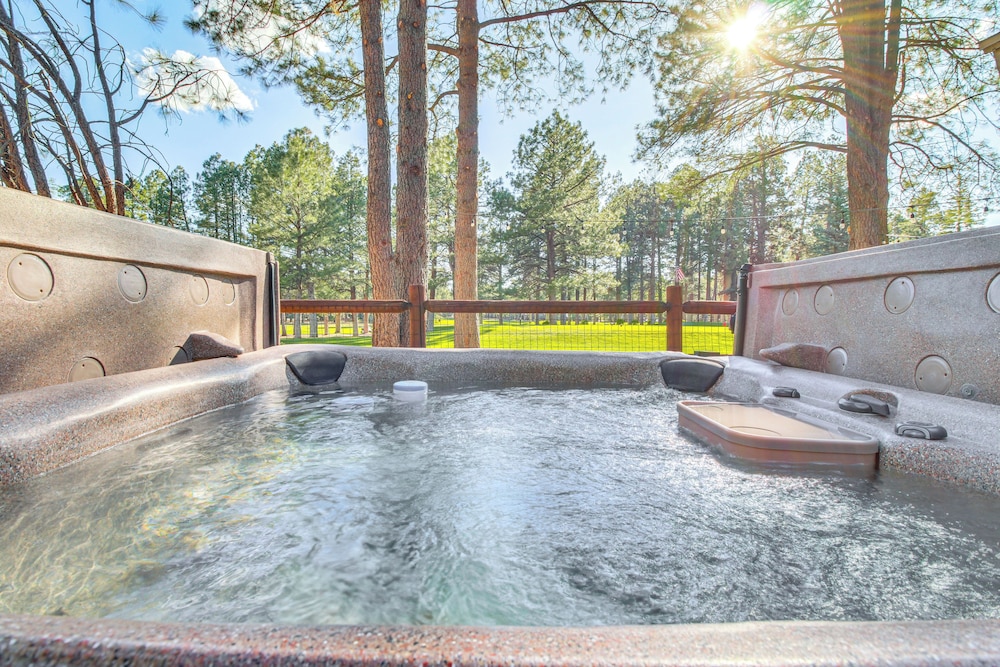 Golf Course Getaway & Hot Tub Haven in Pinetop!