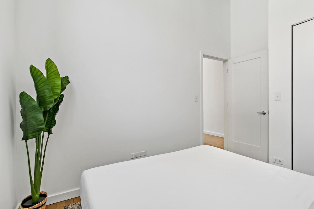 Luxe 1BR Apt - Lake 204 rep