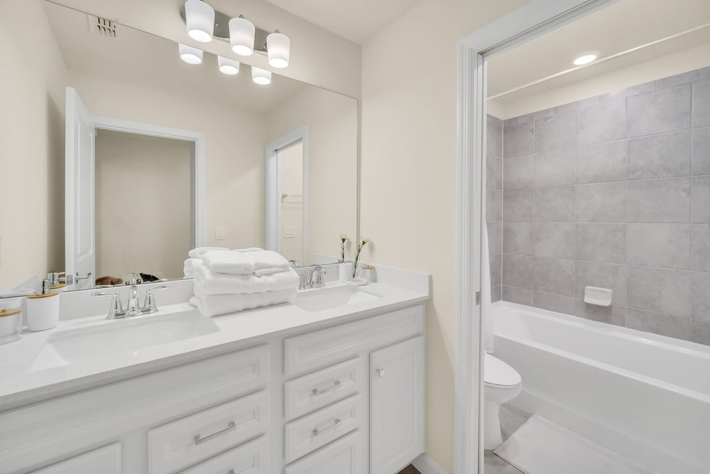 Chic 10br Retreat With Themed Rooms Pool