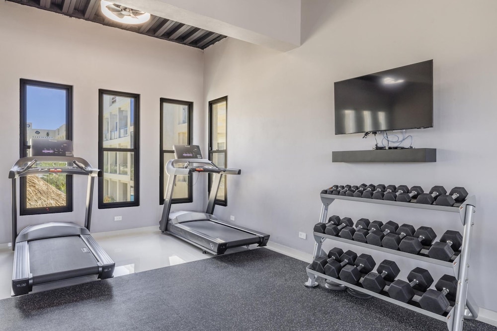 Modern NEW 2br2ba Condo w Pool Resort Amenities