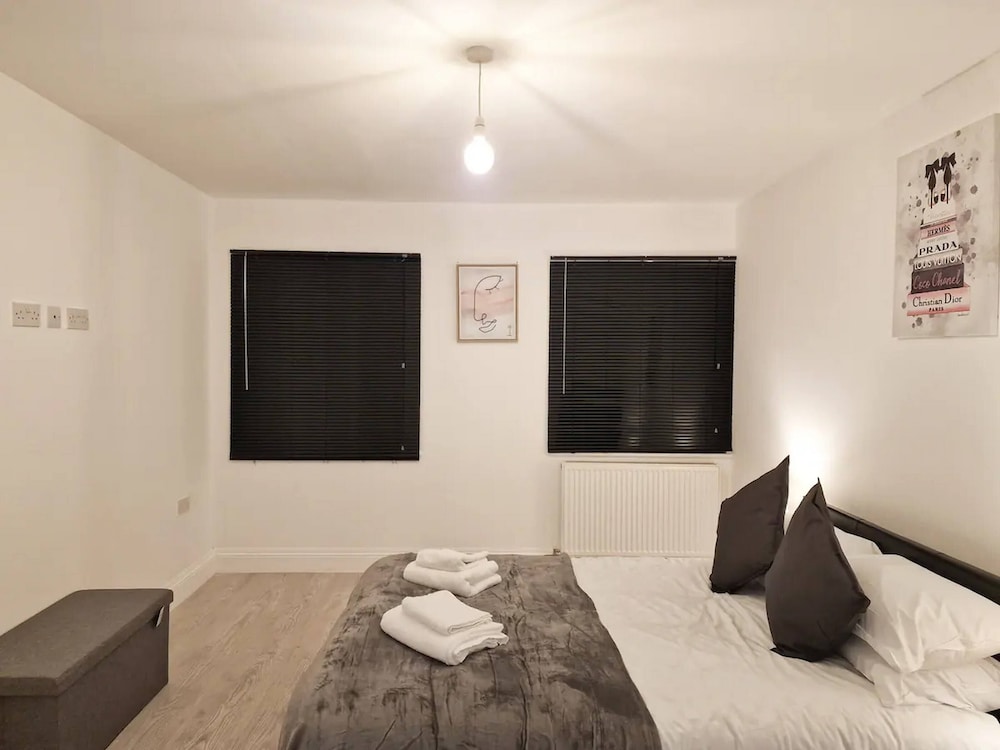 Deluxe 2 Bed Apartment in Uxbridge view 4