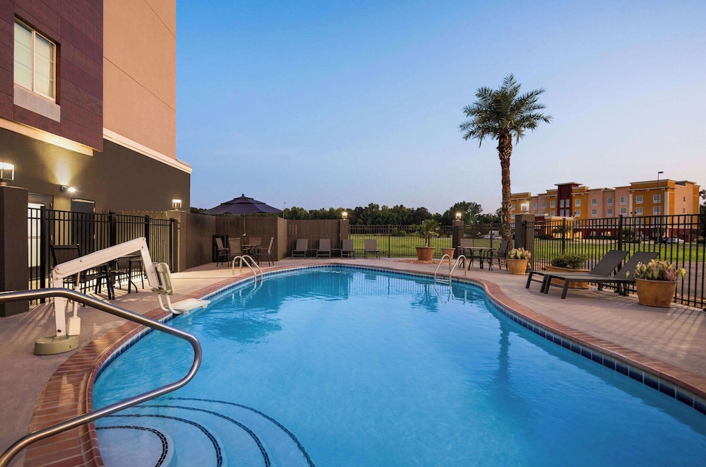 La Quinta Inn & Suites by Wyndham Gonzales LA
