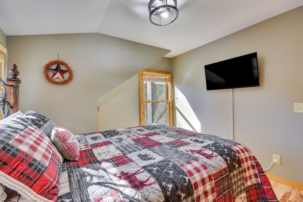Fish, Hike & Swim: Lake Burton Retreat w/ Hot Tub!