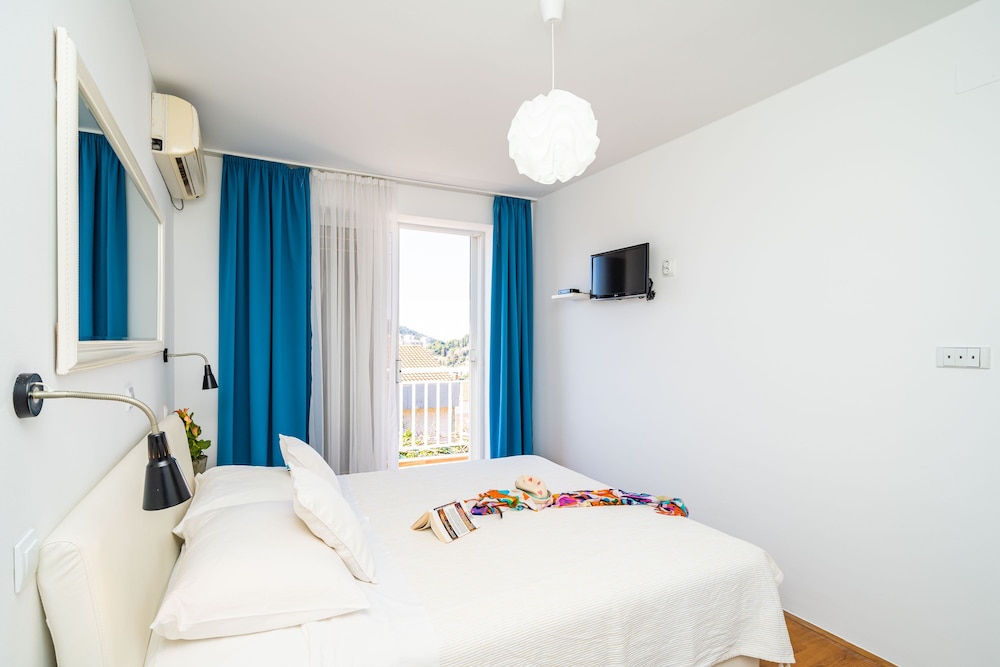 Jele Rooms