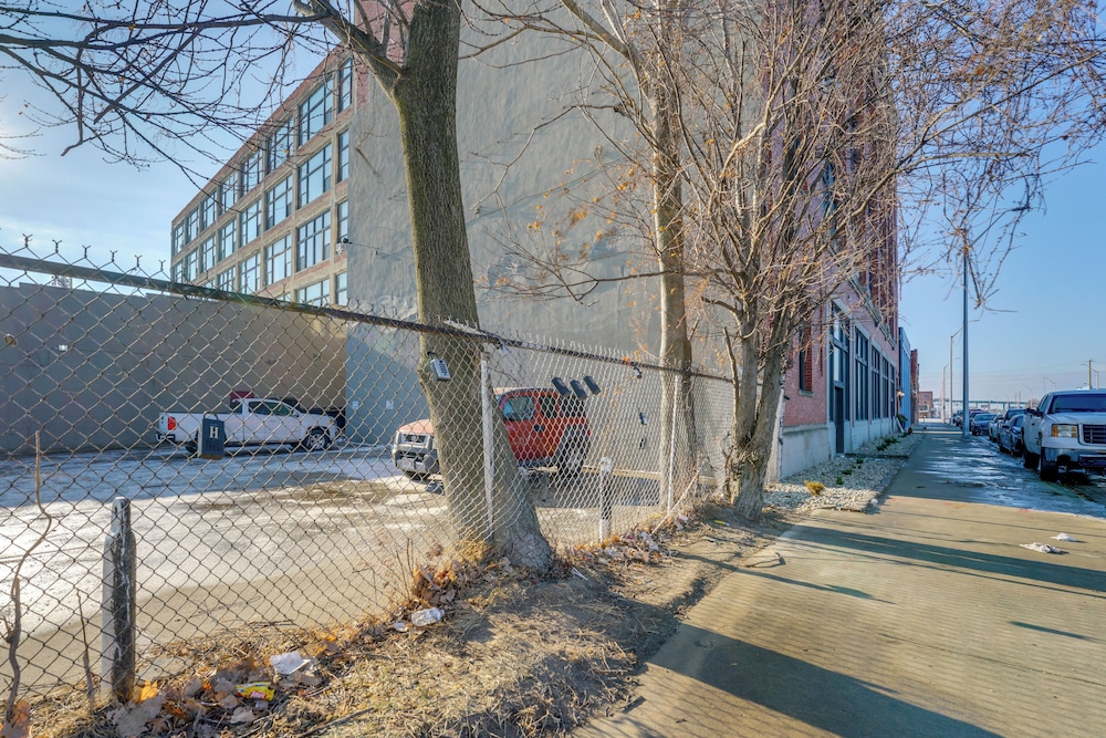 Steps to Riverwalk! City-view Condo in Corktown
