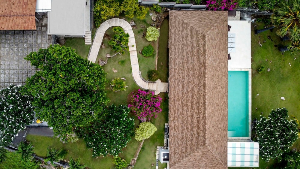 Villa Eden Roc by Alfred in Bali - Luxury Beachfront 3BR Villa With Infinity Pool Amed