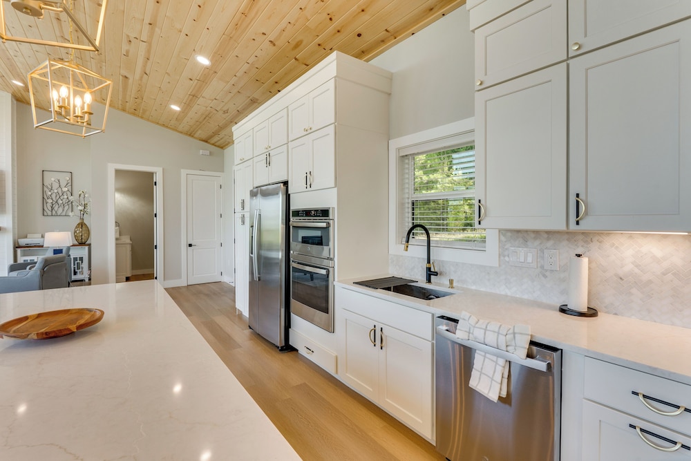 Mtn-view Decks & Fire Pit: Quiet Brasstown Escape