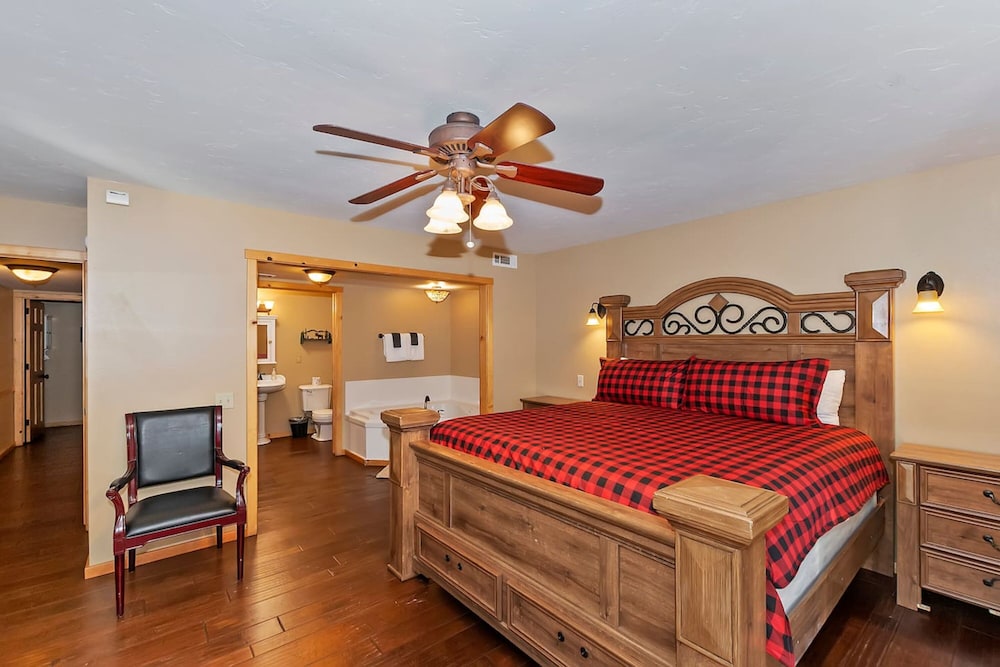 Big 10 Luxury Cabin with HotTub