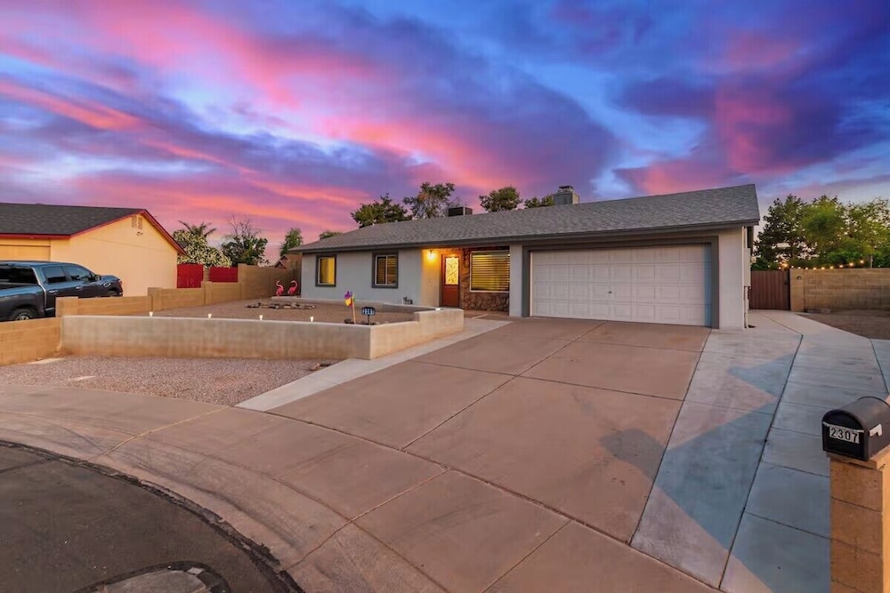 Chandler oasis with pool & hot tub