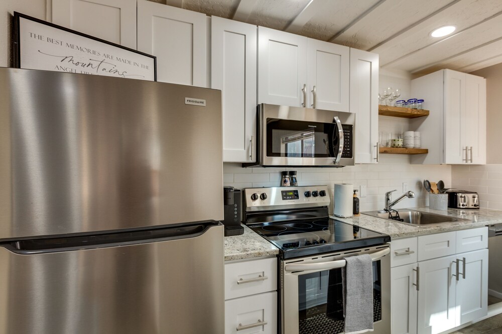 Cozy Angel Fire Condo - Walk to Ski Resort! view 4