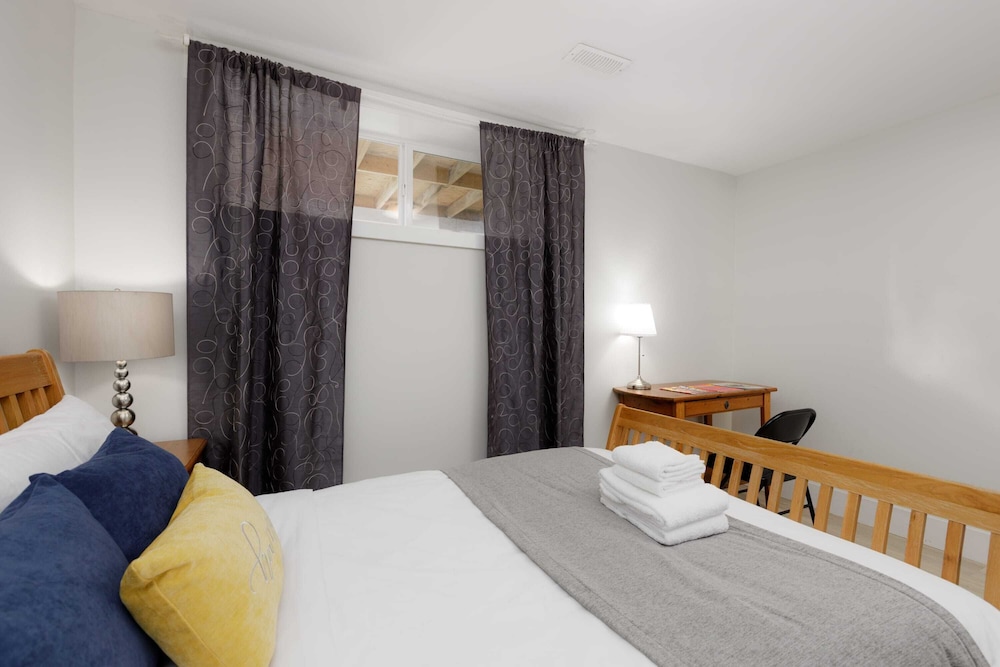 Stylish 1BR Suite in North Vancouver 10 mins ski view 4