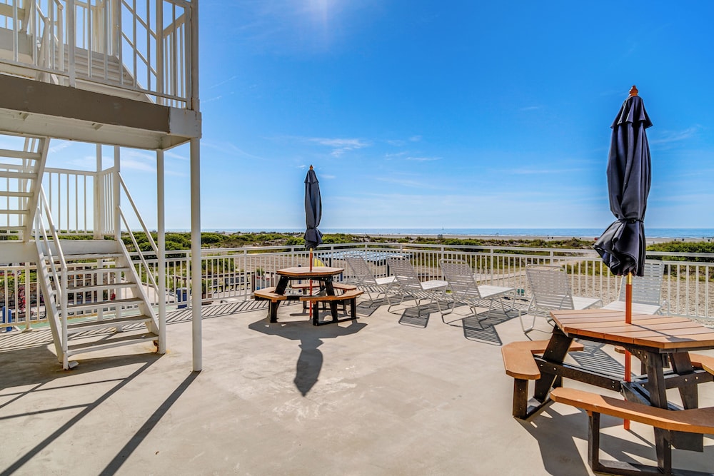 Walk to Shore: Wildwood Crest Studio w/ Pool View!
