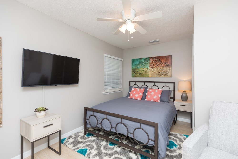 Charming Downtown Cottage 3 Bedroom Home