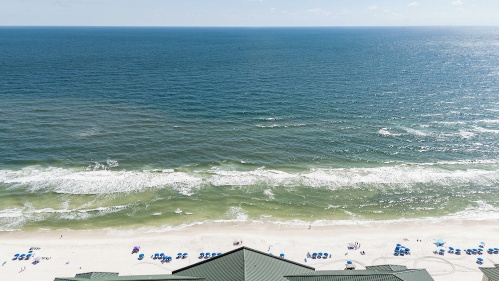3BR Gulf-front Luxury w/ Pool Bar & Spa Baths