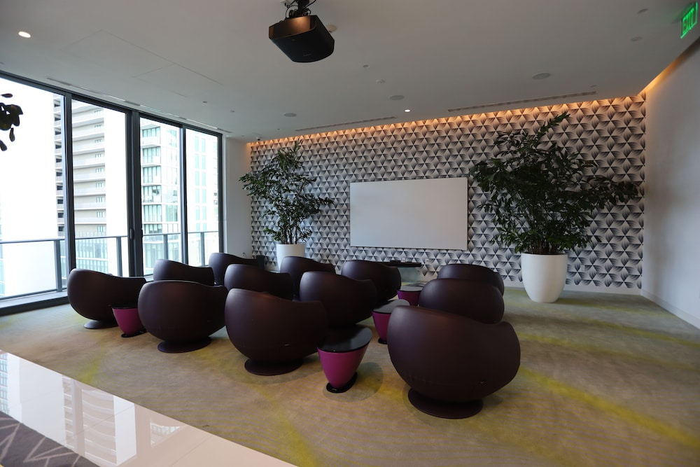 King Bed Full Service Apt