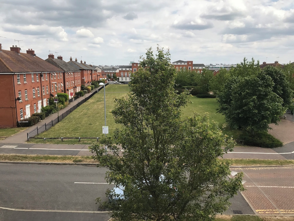 2 Double Bed Flat, En-suite, Top Floor, With Private Parking