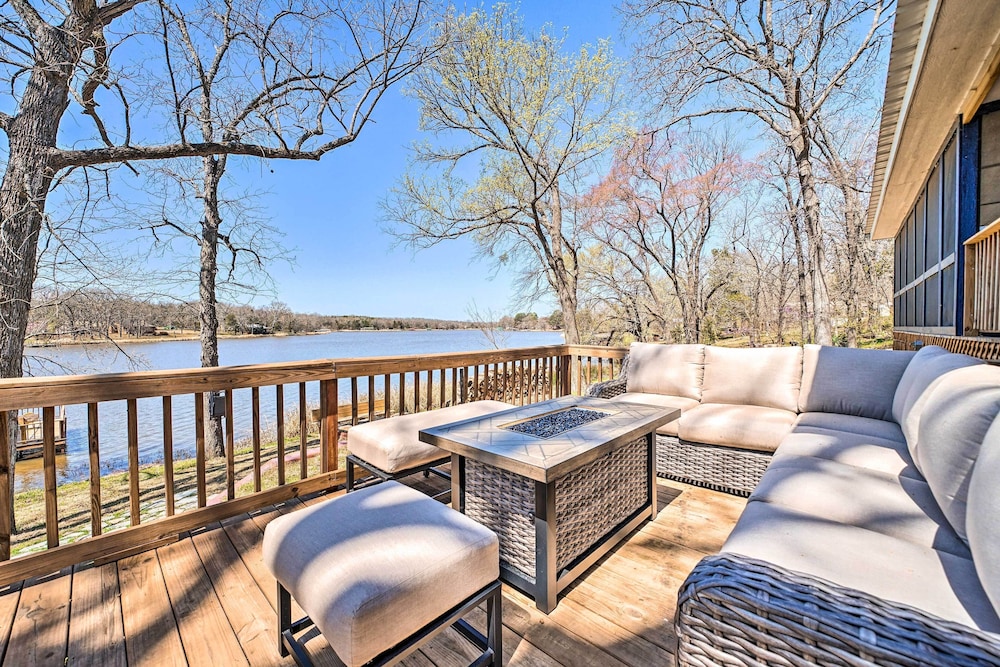 Lakefront Fort Towson Home: Private Dock & 3 Decks view 4