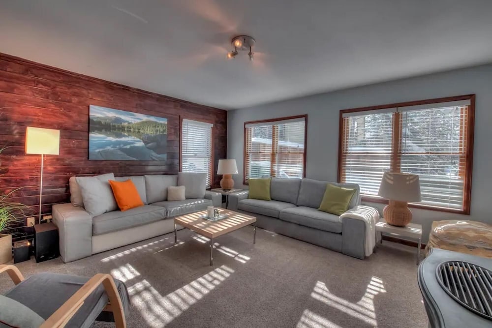 Modern Cottage 3 Blocks to Main 4 Minutes to Gondola Hot Tub Pets view 5