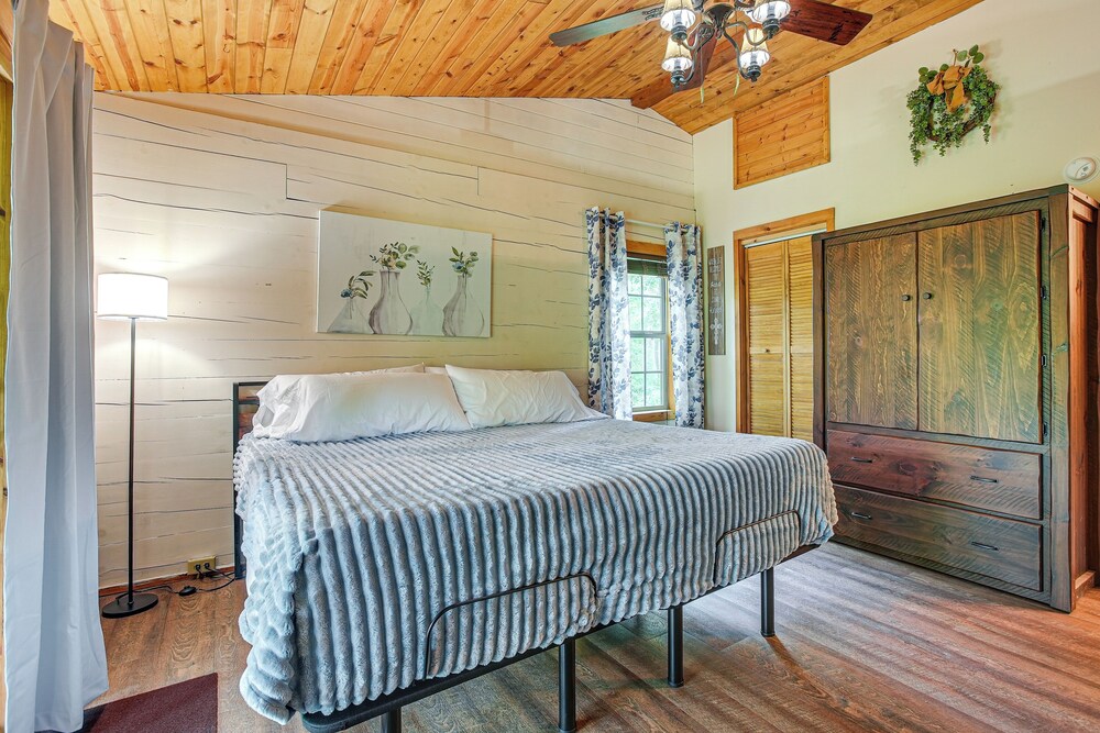 Pond & Fire Pit: Charming Log Cabin Near Blue Rock