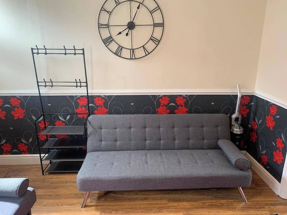 By the Sea, Sleeps 4-6, Private Patio, Nearbeach, Seasideretreat, Train to Liverpool or Chester is a hop Skip and a Jump Away