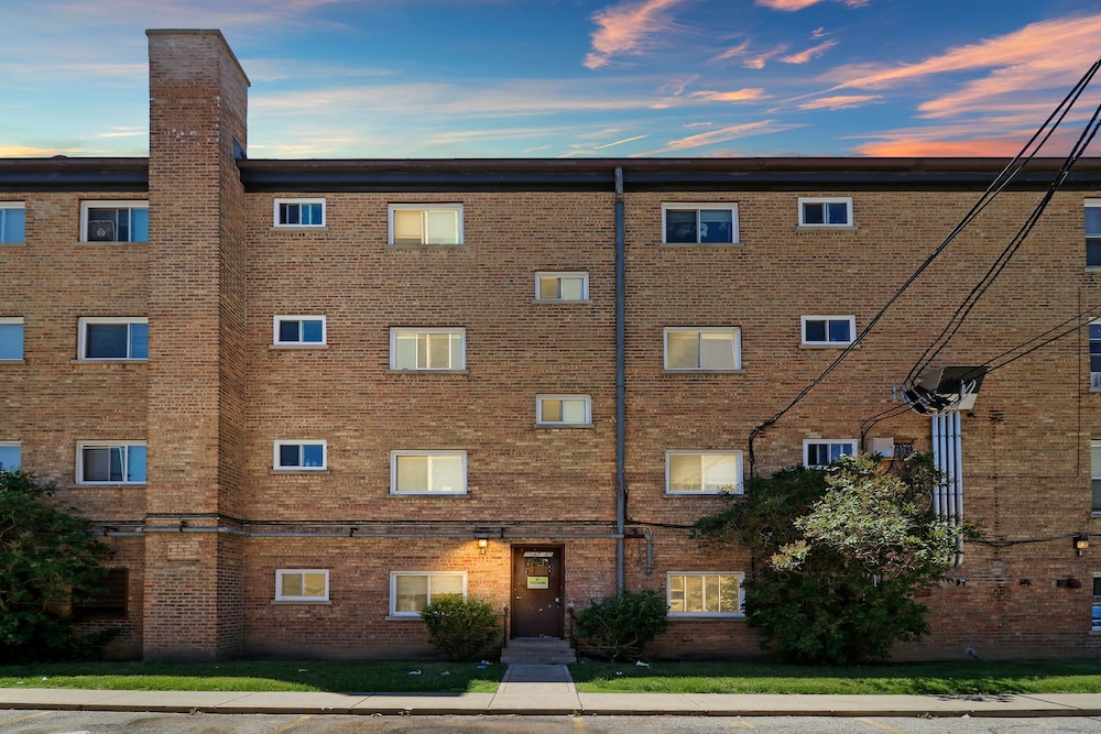 2BR Modern & Comfy Apt in Rogers Park view 5