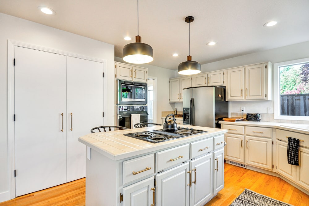 Near Shops & Cafes: Beaverton Haven w/ Luxe Decor!