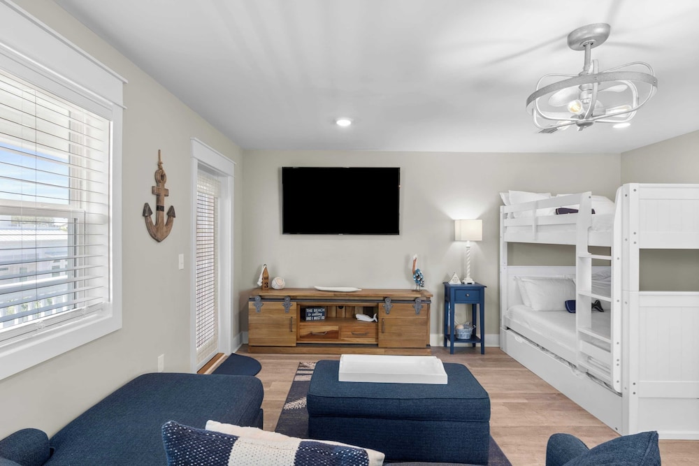 Mins to Beach Access + Pet-friendly + Golf Cart 30A White Sands by Avantstay
