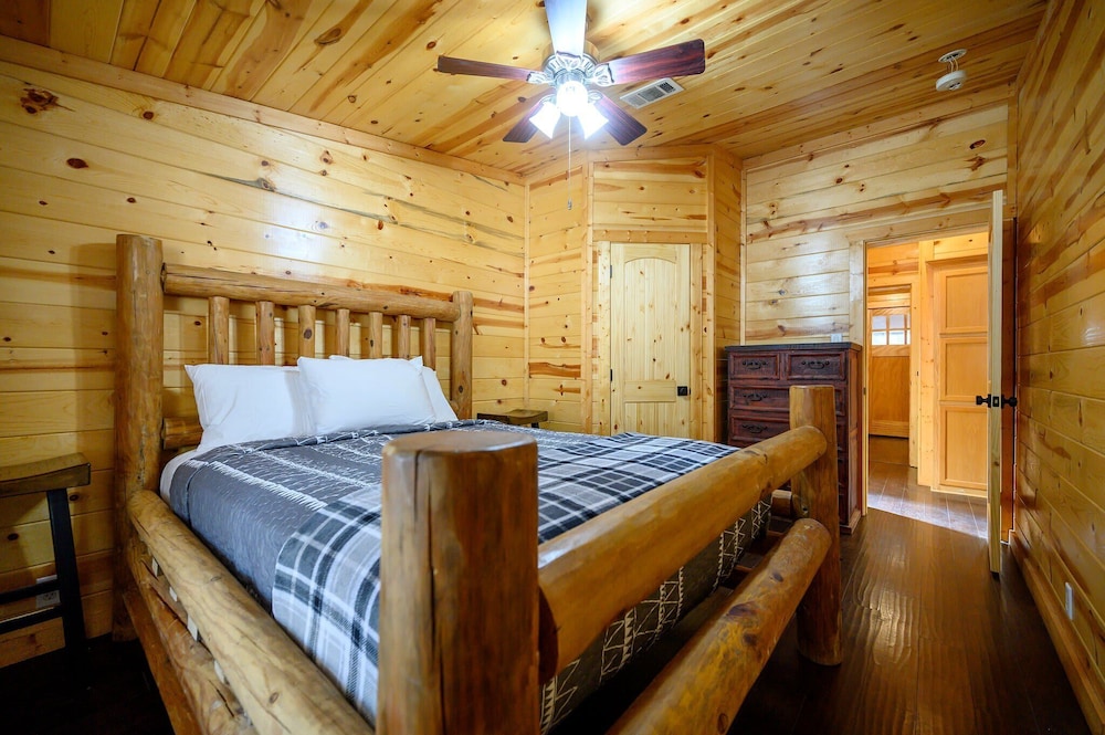 Outlaw Rose Cabin for 8!