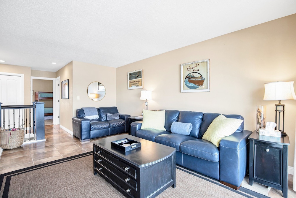 Spacious Family Friendly 3 Bed/3 Bath w/ Amazing Views, Lakeside Pool, & Boat Slip