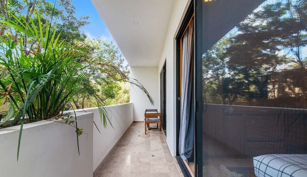 1 Br. LX Amenities Prime Location