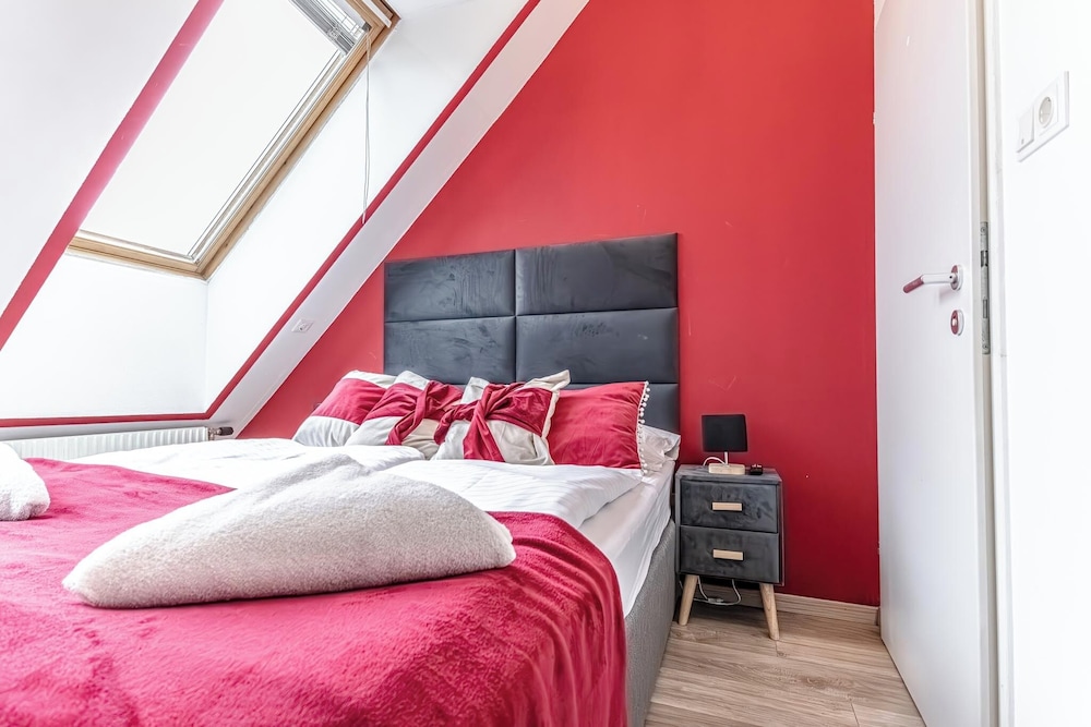 Stunning 12BR Floor For 24 People