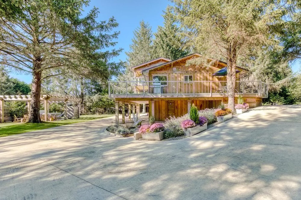 Boutique Cabin on Manicured Acre Hot tub Path to Beach Wifi 200 10