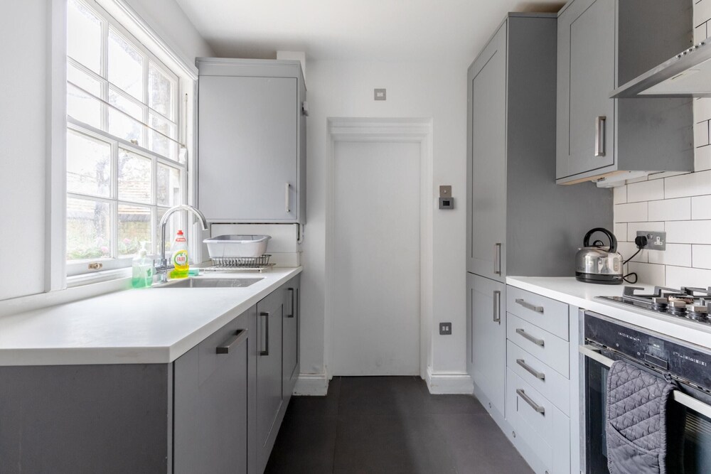Trendy 2BD House 5 Mins From Willesden Junction!