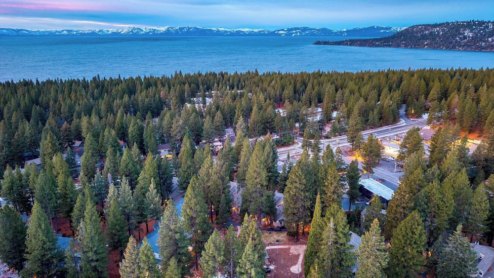 Crystal Pines Cozy Lake Tahoe Escape With Fully Equipped Kitchen and Balcony Views