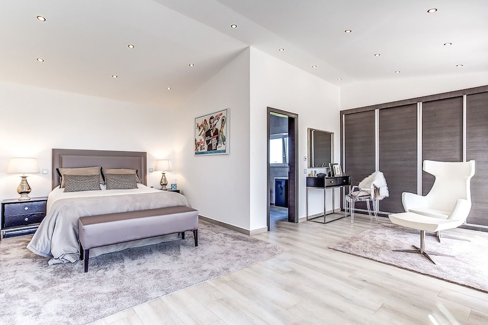 Goldeneye Luxury 6 Bedroom Villa With Infinity P