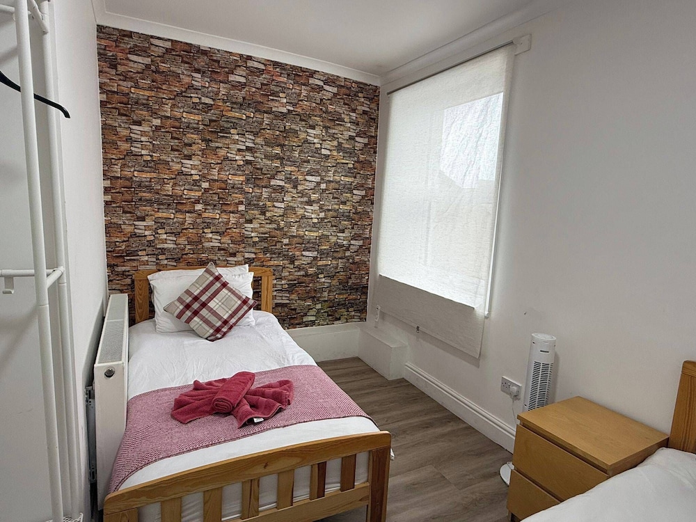 Blackpool - Apartment - Sleeps 6- Coastal Stay