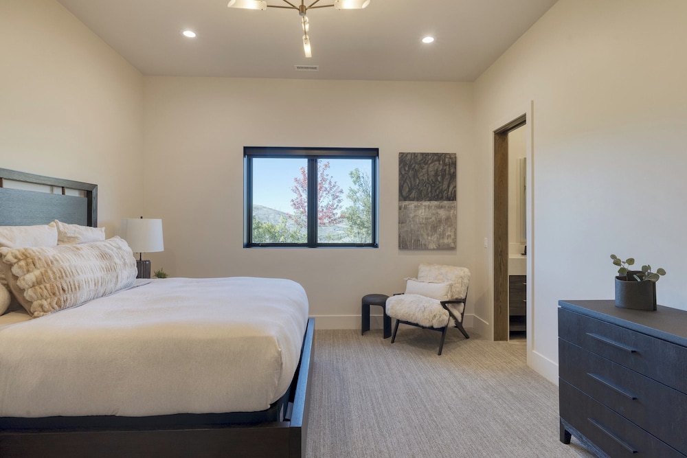 Reflection by Avantstay Sleeps 18 + Lake Views Hot Tub + Game Room view 4