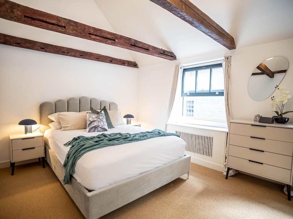 Liverpool St Three Bedroom Home Near Tube Station