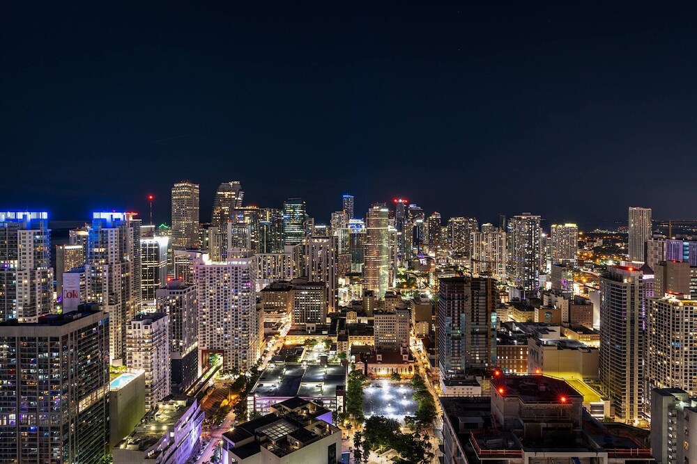 Penthouse 1BR Breathtaking City & Water Views