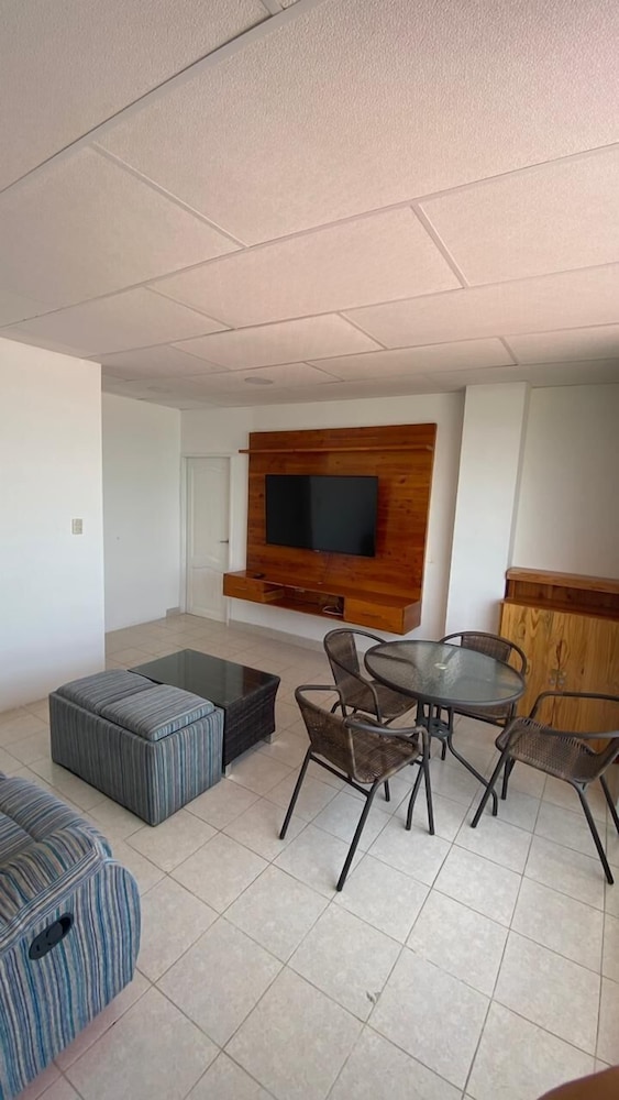 Chescos Hostel & Hotel