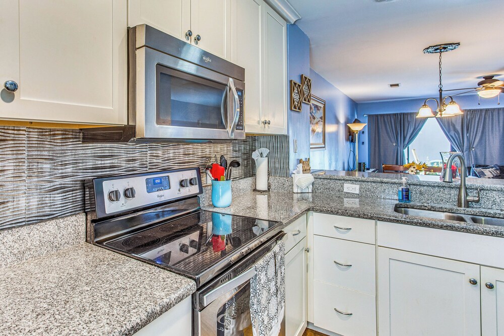 Walk to Ocean: Myrtle Beach Townhome w/ Patio