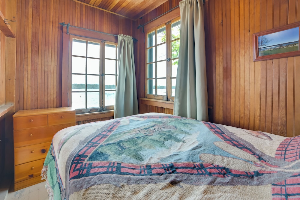 Les Cheneaux Islands Cabin 4 w/ Deck: Pet Friendly