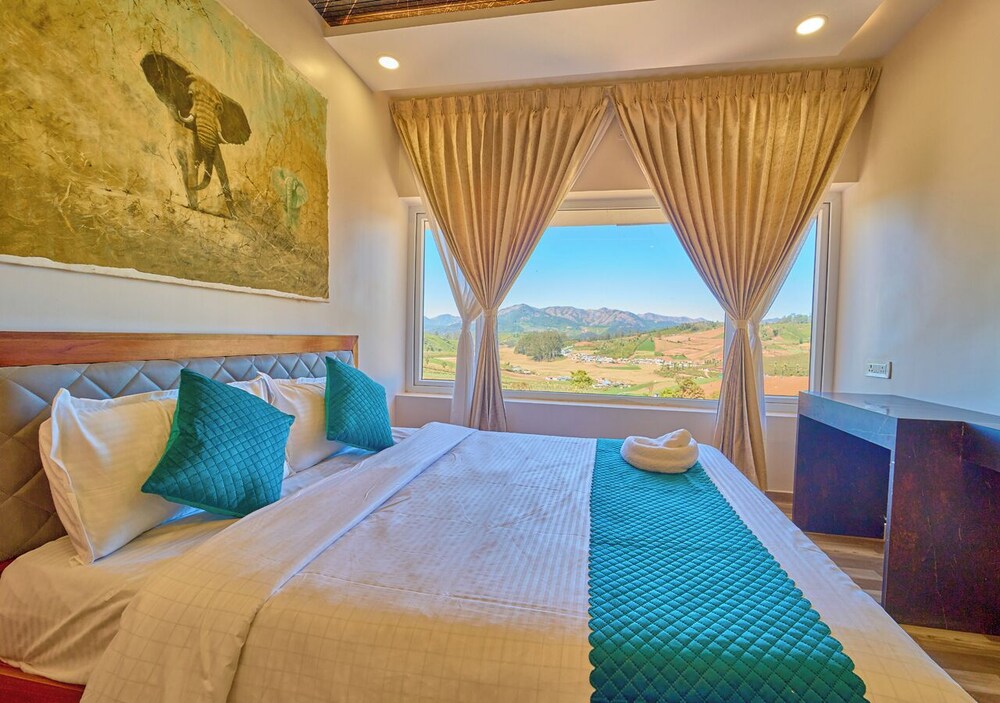 Vihani's Western Clouds by VOYE HOMES
