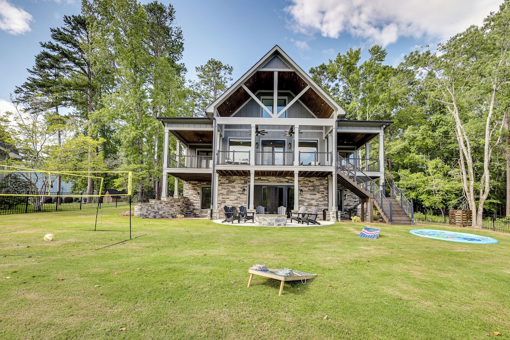 Dock + Views: Spacious Lake Sinclair Retreat