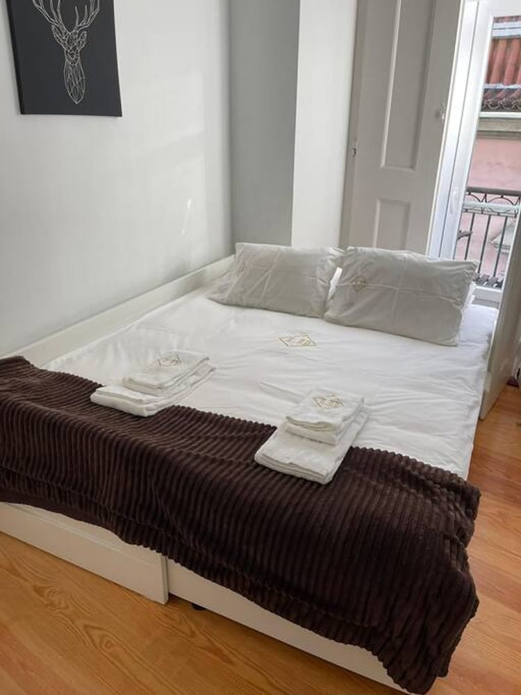 Old Town Chiado Balcony Aircon by LD Apartments