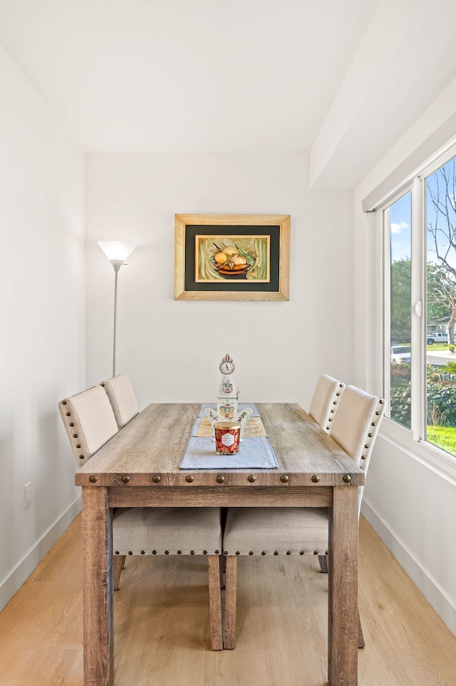 Cozy Stylish Home Spacious Fully Equipped Stay