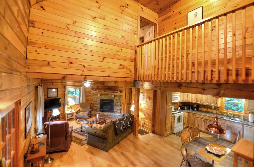 Moonshiner's Hideaway 2 Bedroom Cabin by Redawning