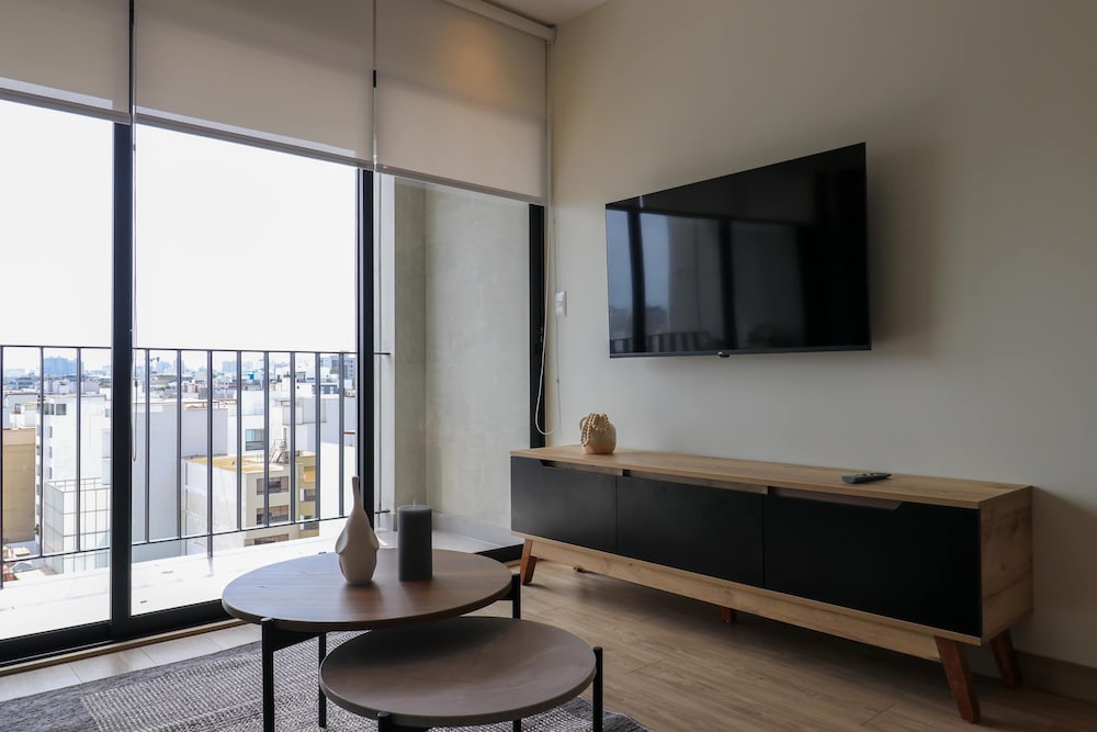 w Spectacular 2BR With Balcony in Miraflores