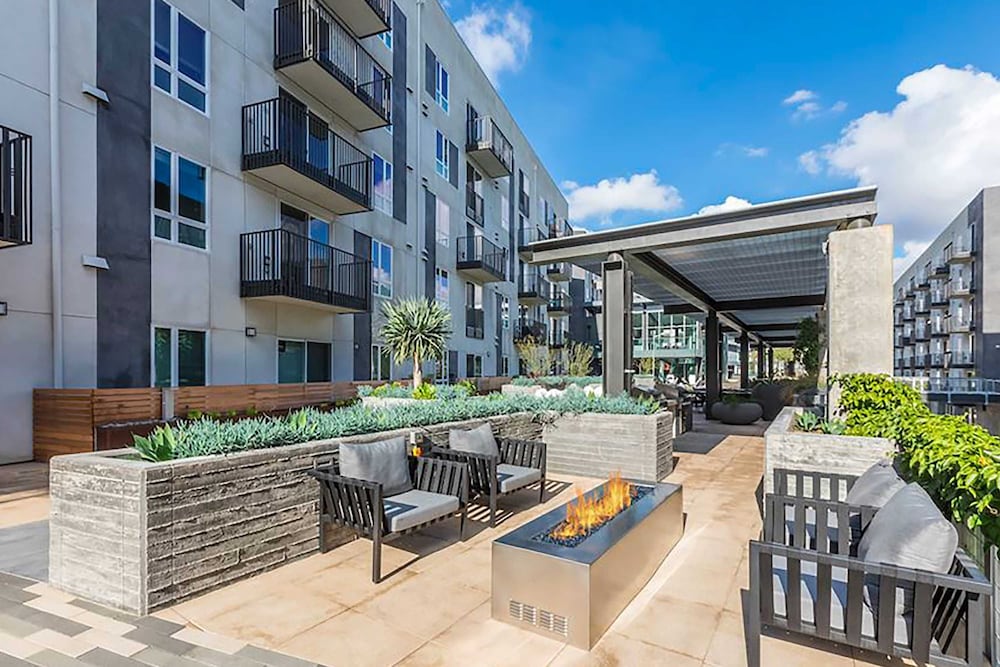 Stylish 2BR Near Dodgers Stadium by Oneluxstay