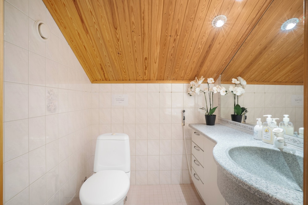 Cozy 3BR Riverside House with Sauna